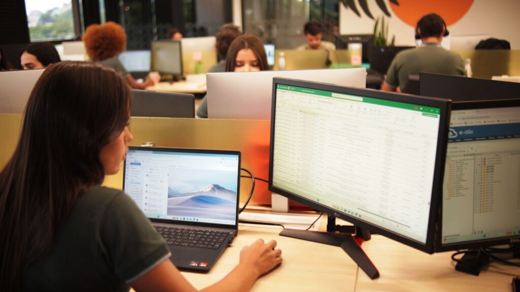 Equipe atuando remotamente ilustra como a Engenharia Digital Transforma a Indústria