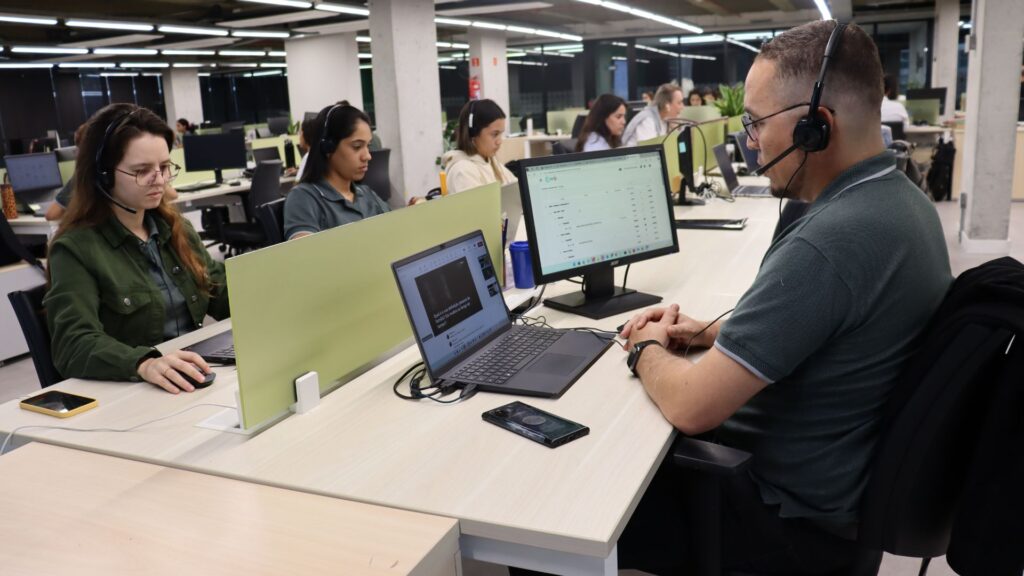 Profissionais trabalhando em computadores representam a Transformação digital na engenharia
